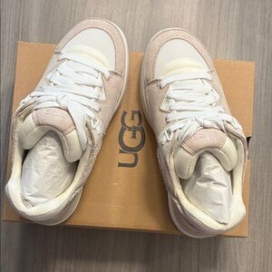 NWT UGGS GOLDENCUSH. SIZE 7.5/EU 38.5.